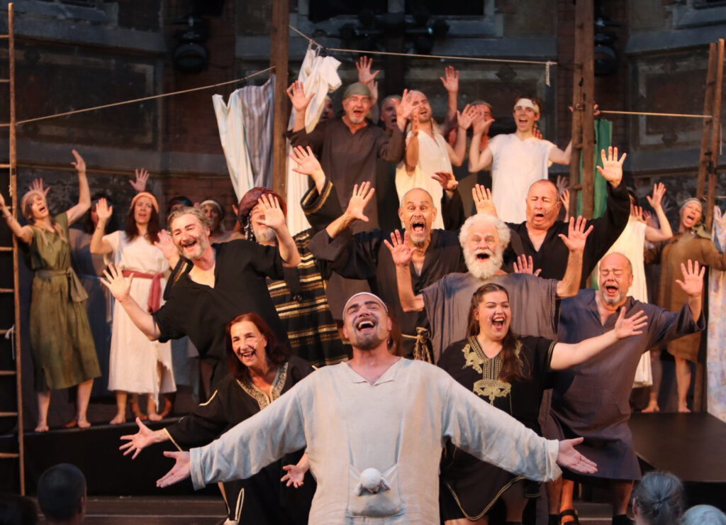 Monty Python's Nicht der Messias - Ensemble mit Chor